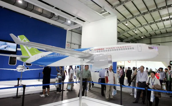 Visitantes Olham Para Modelo Avião C919 Chinas Primeiro Jato Jumbo — Fotografia de Stock