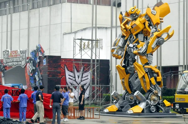 Chinese Arbeiders Arbeid Voor Een Model Van Hommel Een Robot — Stockfoto