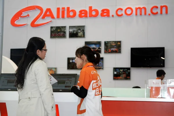 Ένα Κινεζικό Προσωπικό Συνομιλεί Έναν Επισκέπτη Στο Εδώλιο Του Alibaba — Φωτογραφία Αρχείου