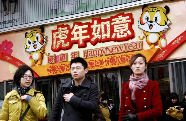 Kinesiska Invånare Förbi Banner Som Firar Kommande Vårfest Känd Som — Stockfoto