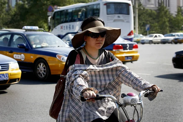 Una Ciclista Vistiendo Sombrero Cubriéndose Los Brazos Con Una Prenda — Foto de Stock