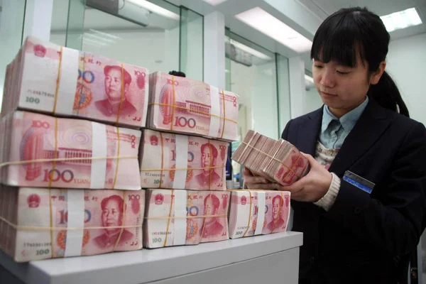 Empleado Cuenta Las Facturas Yuan Rmb Renminbi Banco Ciudad Nantong —  Fotos de Stock