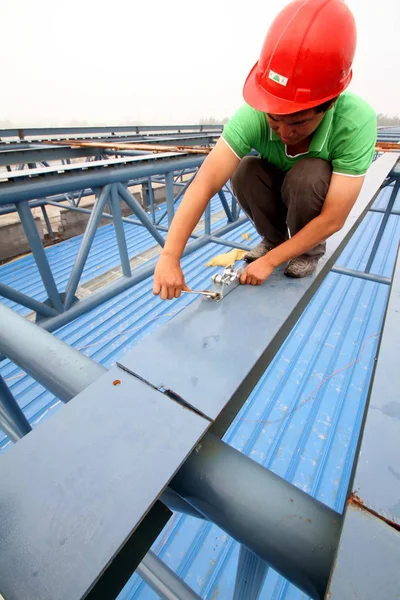 Čínský Pracovník Pracuje Staveništi Solární Tepelné Elektrárny Dezhou Východním Chinas — Stock fotografie