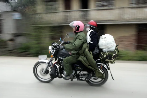 Par Trabajadores Migrantes Que Regresan Casa Conducen Una Motocicleta Carretera — Foto de Stock