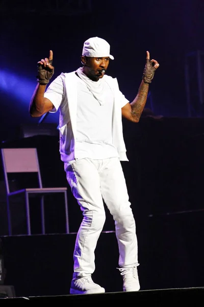 Cantante Estadounidense Pop Usher Raymond Actúa Concierto Gimnasio Olímpico Baloncesto — Foto de Stock