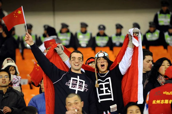 Dwa Wentylatory Zagranicznych Nożnej Krzyczeć Aby Pokazać Poparcie Dla Chińskiego — Zdjęcie stockowe