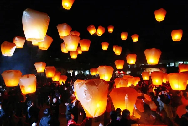 Taiwanesiska Par Flyga Himlen Lyktor Känd Som Kongming Lykta Pingsi — Stockfoto