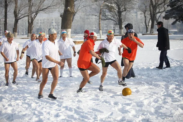 2010年1月1日 中国东北吉林省长春市 当地的中国冬泳爱好者在一个湖边踢足球 — 图库照片