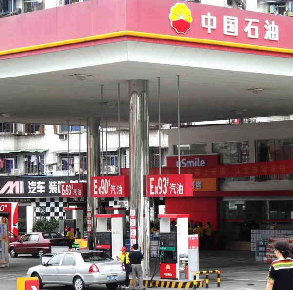 2011年4月13日 中国石油公司母公司中国石油公司 Cnpc 中国石油天然气集团公司 的一个加油站正在加油 湖北省宜昌 — 图库照片