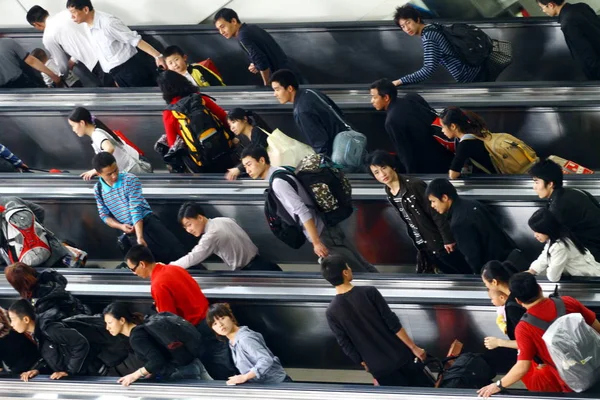 Китайские Пассажиры Принимают Эскалаторы Железнодорожном Вокзале Гуанчжоу Время Весеннего Фестиваля — стоковое фото