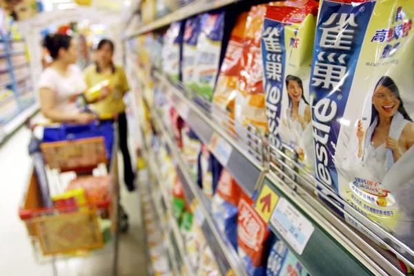 Uno Staff Cinese Aiuta Cliente Fare Acquisti Nestle Latte Polvere — Foto Stock