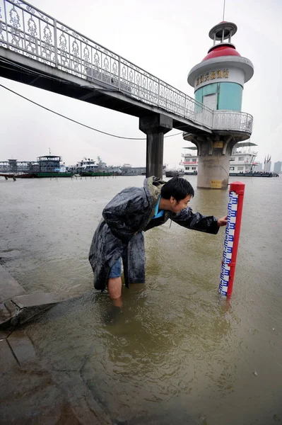 Chiński Człowiek Sprawdza Poziom Wody Przez Rzekę Wuhan Centralnej Prowincji — Zdjęcie stockowe