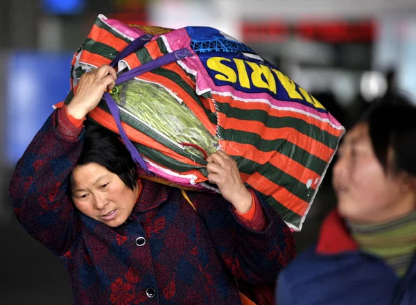 Trabajadores Migrantes Chinos Caminan Estación Tren Nanjing Durante Carrera Del — Foto de Stock