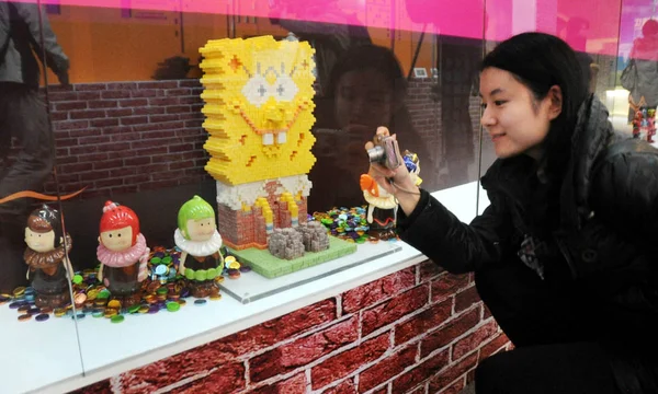 Visiteur Prend Des Photos Jouets Dessins Animés Faits Chocolat World — Photo