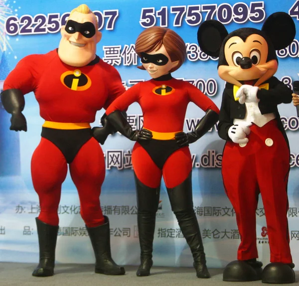 Mickey Mouse Buz Gösterisi Için Bir Basın Toplantısında Incredibles Karakterleri — Stok fotoğraf