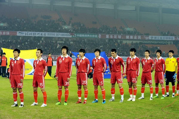 2010年1月6日 在中国东部浙江省杭州举行的亚洲杯 组资格赛中 中国国家男足球员在与叙利亚的比赛前摆姿势 — 图库照片