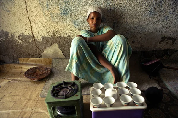 Somali Woman Sells Ethiopian Coffee Cooked Indigenous Method Somalia January — Stock Photo, Image