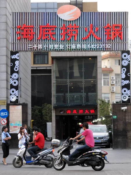 Piesi Przechodzą Przez Haidilao Restauracji Łańcucha Gorący Pot Szanghaju Chiny — Zdjęcie stockowe