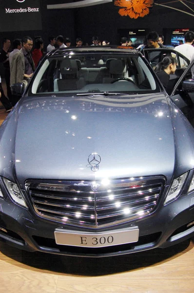 Odwiedzający Spojrzeć Mercedes Benz E300 Podczas Pokazu Auto Guangzhou Miasta — Zdjęcie stockowe