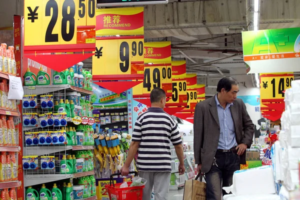 Клієнти Шопінгу Під Цінники Супермаркеті Місті Наньтун Східна Провінція Чінас — стокове фото