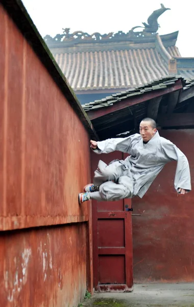 Chiński Mnich Spacery Ścianie Aby Pokazać Kungfu Zhaojue Świątyni Chengdu — Zdjęcie stockowe