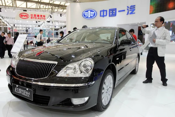 Visitors Look Hongqi Red Flag Shengshi Faw Formerly Called Hongqi — Stock Photo, Image