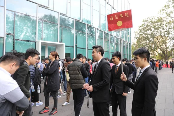 Funcionários Gigantesca Tencent Chinesa Fila Para Obter Hongbao Envelopes Vermelhos — Fotografia de Stock