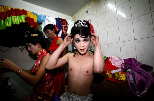 Chinese Gay Entertainer Xiao Rechts Andere Entertainers Veranderen Jurken Voor — Stockfoto