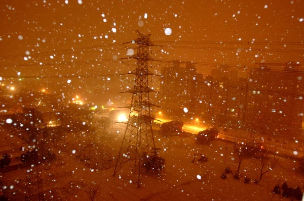Een Pyloon Residentiële Appartementengebouwen Zijn Zien Een Zware Sneeuw Peking — Stockfoto