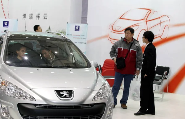 Návštěvníci Při Autonehodi Pekingu Číně Dubna 2010 Podívat Peugeot Auto — Stock fotografie