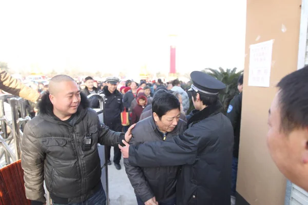 2011年12月15日 河南省中部郑州农产品交易中心 当地居民排队免费购买蔬菜 — 图库照片