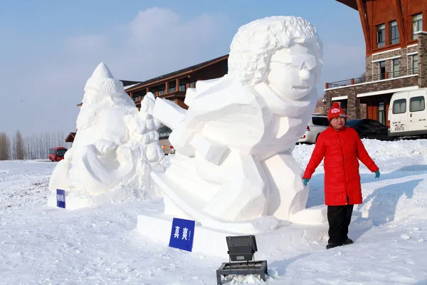 Turisticky Staví Sněhové Sochy Při Mezinárodním Ledovcovém Festivalu 17Ťin Wusong — Stock fotografie