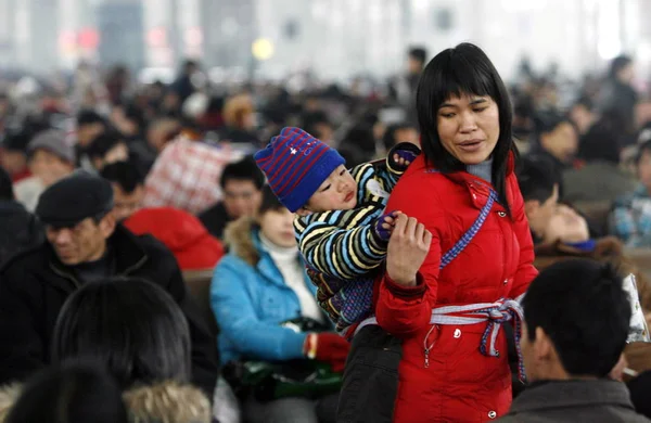 Pasażerów Czekać Ich Pociągi Stacji Kolejowej Wuhan Centralnej Prowincji Chinas — Zdjęcie stockowe