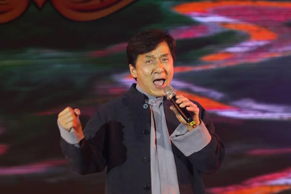 2011 中国湖北省武漢市でのコンサート中に香港俳優ジャッキー チェンを実行します — ストック写真
