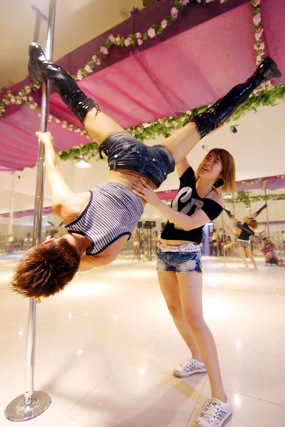 Een Chinese Leraar Helpt Een Jonge Man Leren Paaldansen Een — Stockfoto