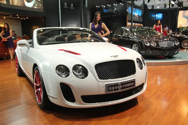 Modelo Posa Por Carro Bentley Durante 9Th China Guangzhou International — Fotografia de Stock