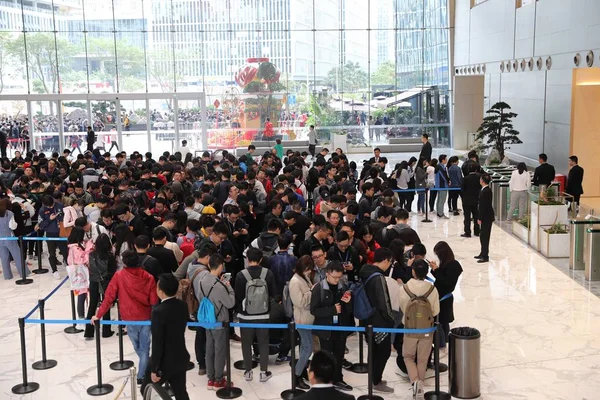中国ネット大手 Tencent の従業員が並んでいる深圳市 中国南部の広東省 2019 日のテンセント本社 Hongbao 幸運のお金で赤い封筒 を取得するには — ストック写真