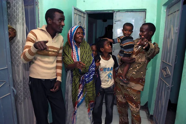 Somalisk Legosoldat Höger Och Hans Familjemedlemmar Posera För Bilder Deras — Stockfoto