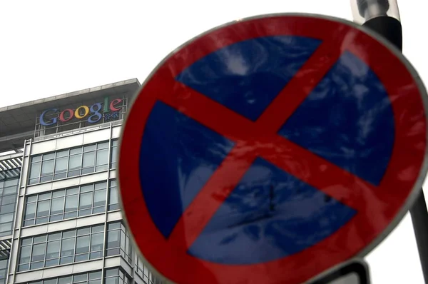 Znak Stop Jest Widziany Przed Budynkiem Siedziby Google China Pekinie — Zdjęcie stockowe