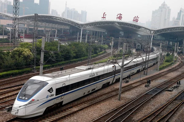 Crh China Railway High Speed Pociąg Opuszcza Shanghai Railway Station — Zdjęcie stockowe