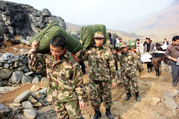 Chinese Paramilitary Policemen Other Rescuers Transport Relief Supplies Magnitude Earthquake — Stock Photo, Image