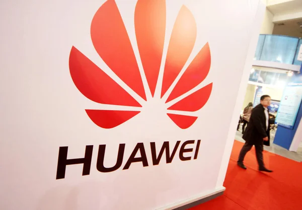 Мужчина Проходит Мимо Стенда Huawei Время Выставки Пекине Китай Ноября — стоковое фото