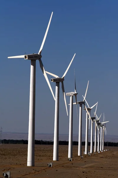 2008年8月30日 在甘肃西北部九泉的云门风力发电场 可以看到风力涡轮机 — 图库照片
