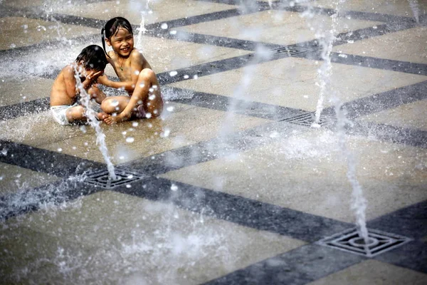 2010年7月4日 中国南方广东省广州市 中国孩子在闷热的天气里在喷泉里冷静下来 — 图库照片
