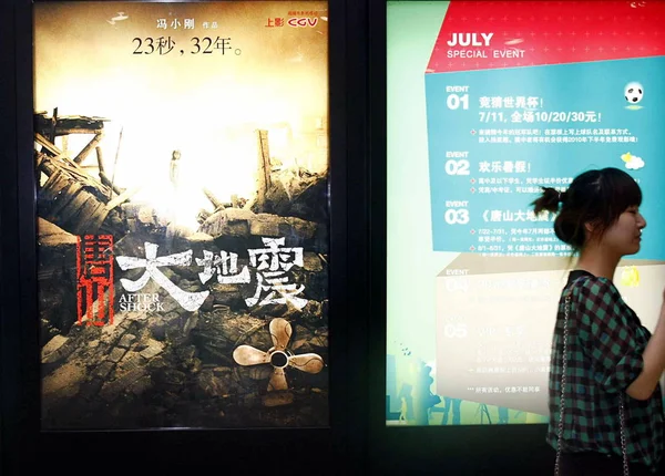 Une Jeune Chinoise Passe Devant Une Affiche Film Aftershock Dans — Photo