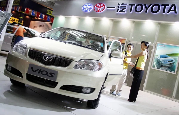 Visitantes Observan Faw Toyota Vios Durante Una Exhibición Automóviles Haikou — Foto de Stock