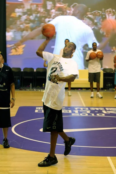 Nba Basketball Player Kobe Bryant Los Angeles Lakers Shows Basketball — Stock Photo, Image