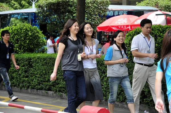 Foxconn Chińskich Pracowników Chodzić Zakładzie Shenzhen Foxconn Technology Group Shenzhen — Zdjęcie stockowe