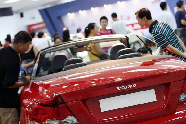 Китайські Відвідувачі Дивляться Volvo C70 Під Час Автопоказу Haikou City — стокове фото