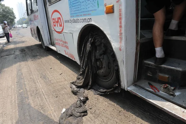 Autobús Escondido Calle Después Geotextil Enredado Neumático Zhengzhou Provincia Central — Foto de Stock